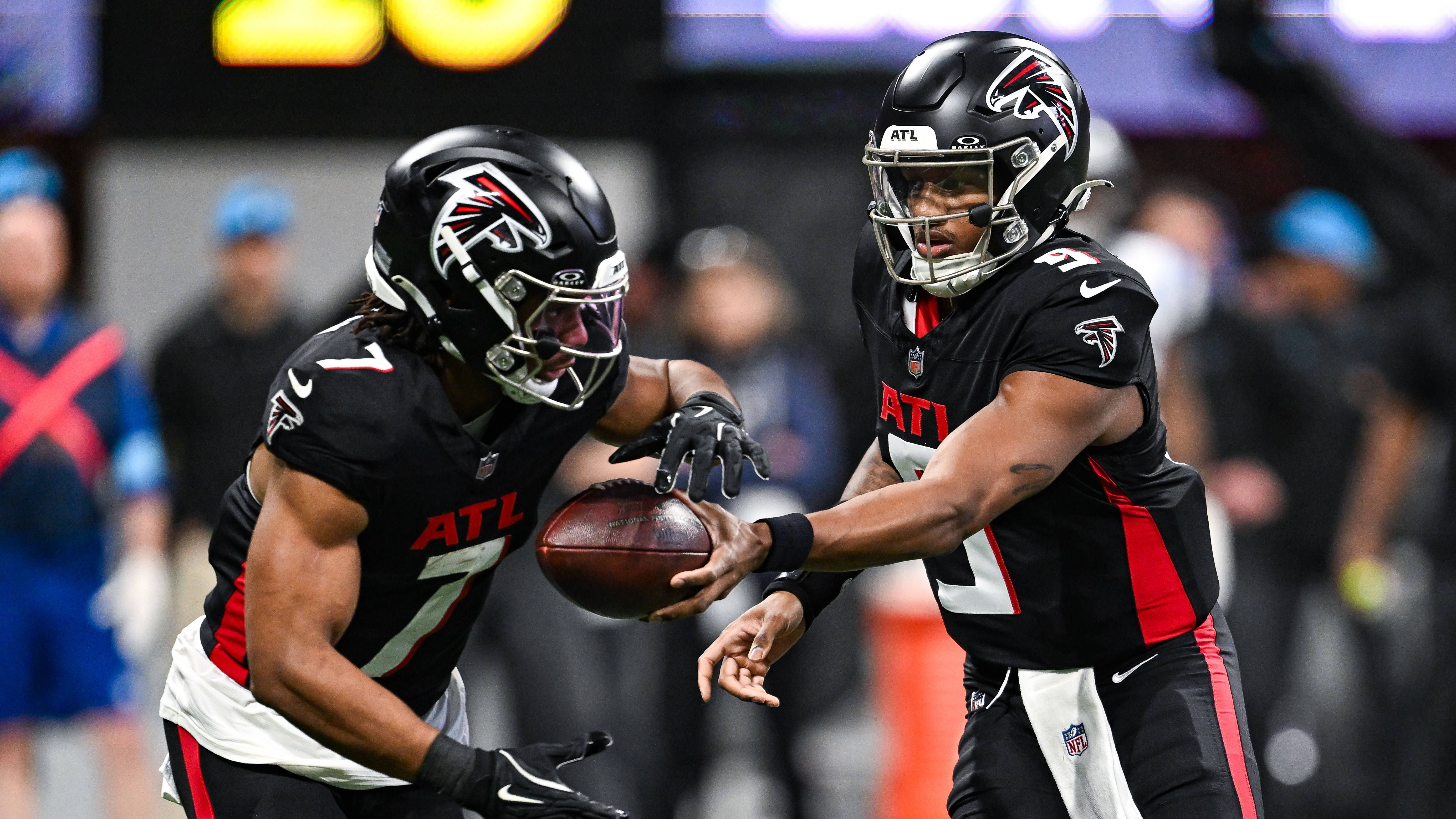 <strong>Atlanta Falcons</strong><br>- Größter Need: Center<br>Sicherlich könnten die Falcons in der Defensive noch an einigen Stellen mehr Star-Power vertragen. Dennoch sollte die Entwicklung von Quarterback Michael Penix Jr. im Vordergrund stehen. Ein Center, der Drew Dalman beerbt, muss geholt werden.