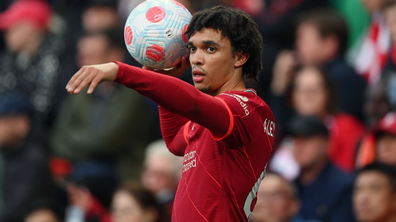 
                <strong>Abwehr: Trent Alexander-Arnold (FC Liverpool)</strong><br>
                Auf der Rechtsverteidiger-Position machte ebenfalls ein Liverpool-Spieler das Rennen: Trent Alexander-Arnold. Der 23-Jährige war mit zwölf Assists einer der erfolgsreichsten Vorlagengeber der abgelaufenen Premier-League-Saison. Der Nationalspieler kam in 32 Begegnungen der "Reds" in Englands Fußball-Oberhaus zum Einsatz.
              