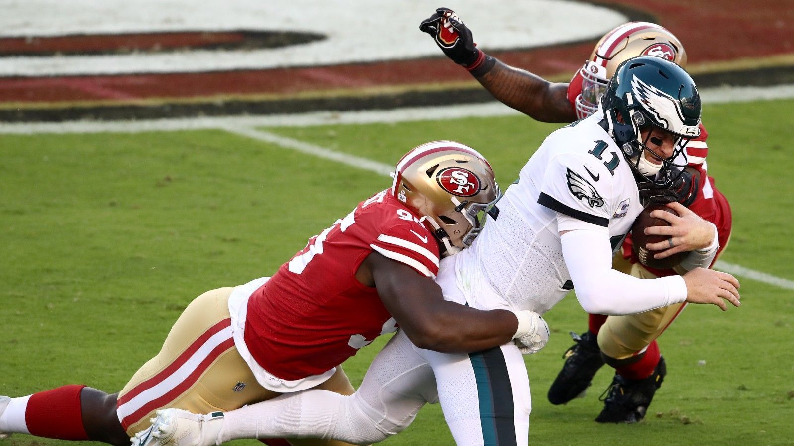 
                <strong>San Francisco 49ers</strong><br>
                Die Zukunft von Jimmy Garoppolo bei den 49ers ist ungewiss, aber auch er hat einen teuren Vertrag. Allein finanziell würde eine Verpflichtung von Wentz kaum Sinn machen. Die Athletik des Eagles-Spielmachers wäre im Vergleich zu Jimmy G sicherlich ein Upgrade, seine mangelnde Genauigkeit und seine Neigung zu Turnovern nicht. Wobei sich San Francisco nach dem verlorenen Super Bowl nur selbst die Frage stellen kann, ob sie glauben, dass für sie in naher Zukunft noch einmal ein Super-Bowl-Fenster aufgehen könnte. Vielleicht wäre dann sogar ein neuer QB - Wentz, ein Rookie oder ein anderer Etablierter - besser in der Lage, die komplexe Offense von Kyle Shanahan zu meistern.
              