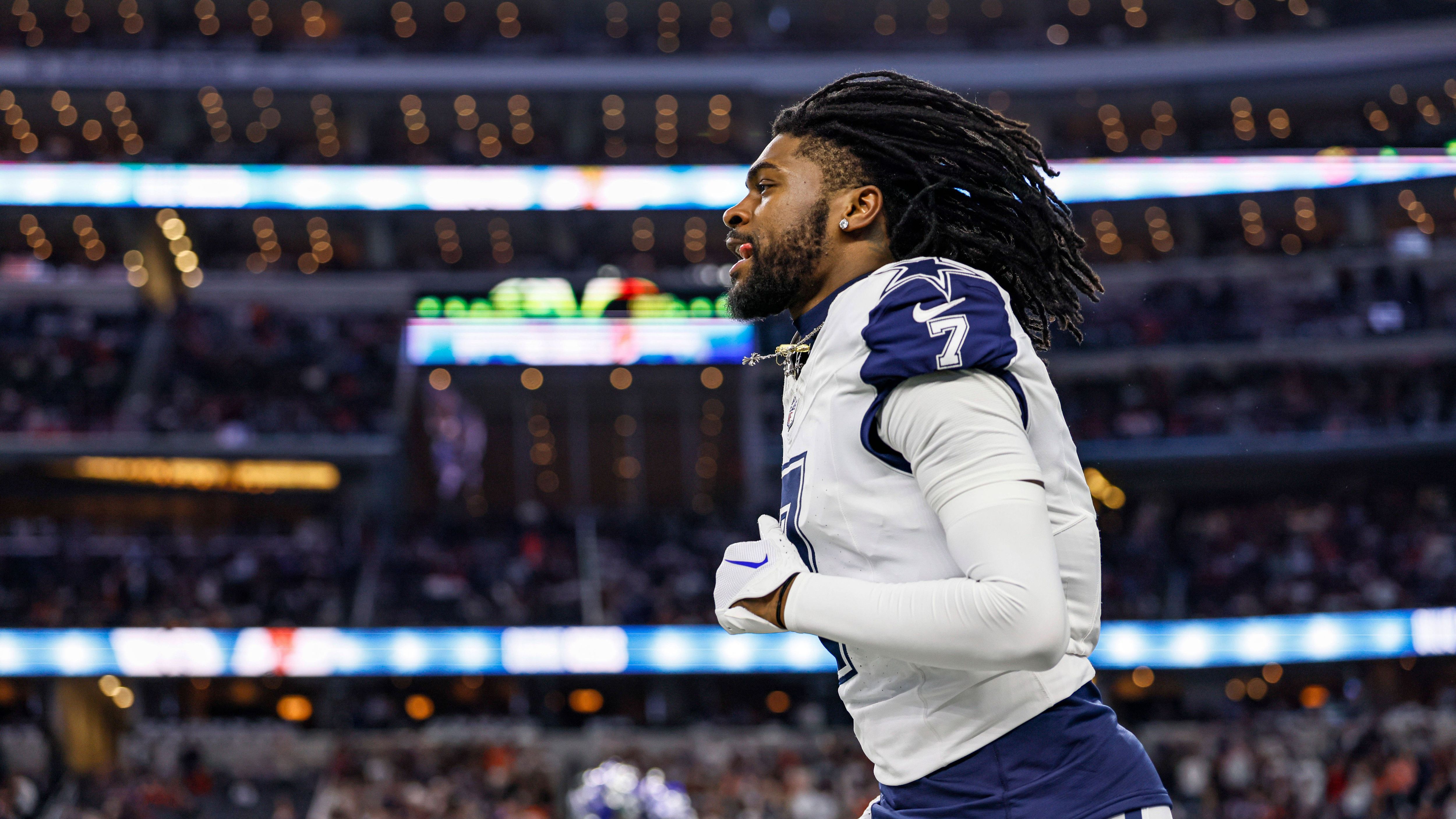 <em><strong>Trevon Diggs (Dallas Cowboys)</strong><br>In der überraschenden Niederlage gegen die Panthers überzeugte Trevon Diggs noch mit drei Tackles. Headcoach Brian Schottenheimer sagte nun, dass sich der Cornerback bei einem Unfall in den heimischen vier Wänden eine Gehirnerschütterung zugezogen hat. Daher wird er gegen die Washington Commanders am Sonntag nicht zur Verfügung stehen.</em>