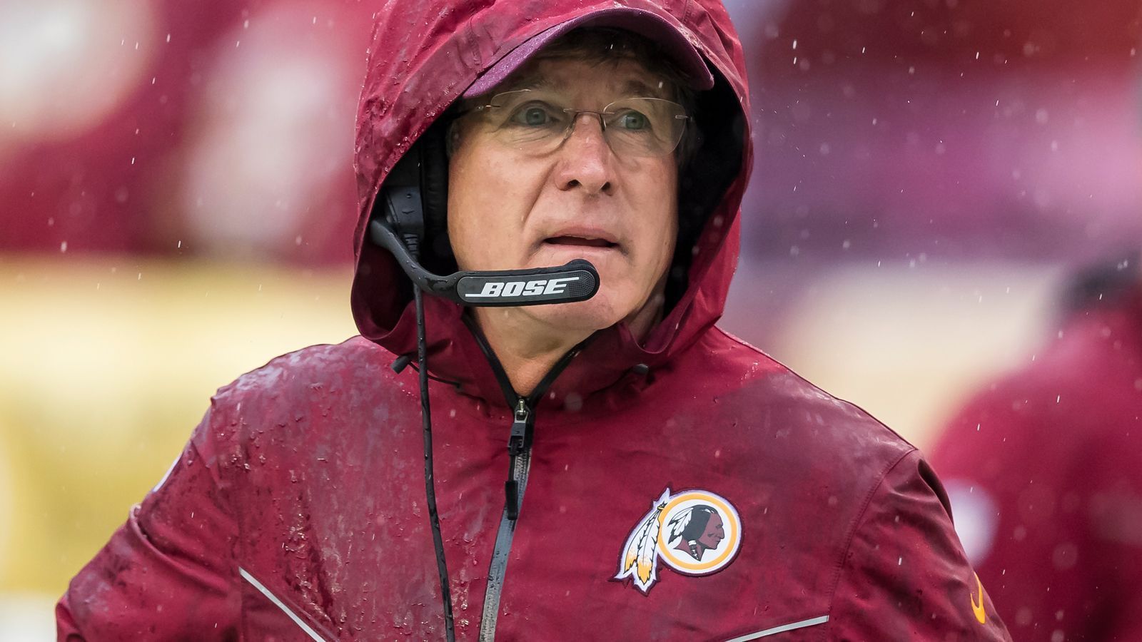 
                <strong>Washington Redskins</strong><br>
                Es ist schon ein wenig überraschend, dass die Redskins das Probetraining von Colin Kaepernick genau betrachten wollen. Aber dem ist so, wie ein Pressesprecher verlauten lässt. Mit Dwayne Haskins, den Coach Bill Callahan für den Rest der Saison als Starter bestätigt hat, Case Keenum und Colt McCoy hat der Hauptstadtklub bereits drei Quarterbacks im 53-Mann-Kader. Und vergangene Saison waren die Redskins nicht gewillt, trotz der Verletzungen von McCoy und Alex Smith, der in der kommenden Spielzeit wieder zum Kader stoßen wird, Kaepernick zu verpflichten. Stattdessen holten sie Mark Sanchez und Josh Johnson ...
              