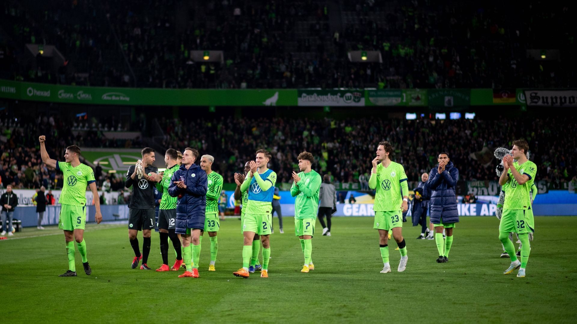 
                <strong>Platz 8 - Volkswagen Arena (VfL Wolfsburg)</strong><br>
                Erstaunlich weit vorne landet in der Studie die Volkswagen Arena in Wolfsburg. Was auch daran liegt, dass die Atmosphäre als überdurchschnittlich gut bewertet wird und die Dauerkarte mit 220 Euro zu den günstigsten zählt.
              