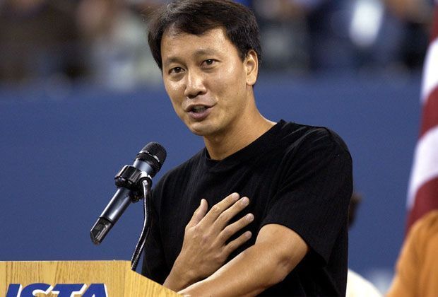 
                <strong>Michael Chang (2003)</strong><br>
                Nach seiner Erstrunden-Niederlage gegen den Chilenen Fernando Gonzales, verabschiedete sich die amerikanische Tennis-Legende Michael Chang mit einer Rede aus New York. Jetzt steht er mit einem Newcomer unter den letzten Vier.
              