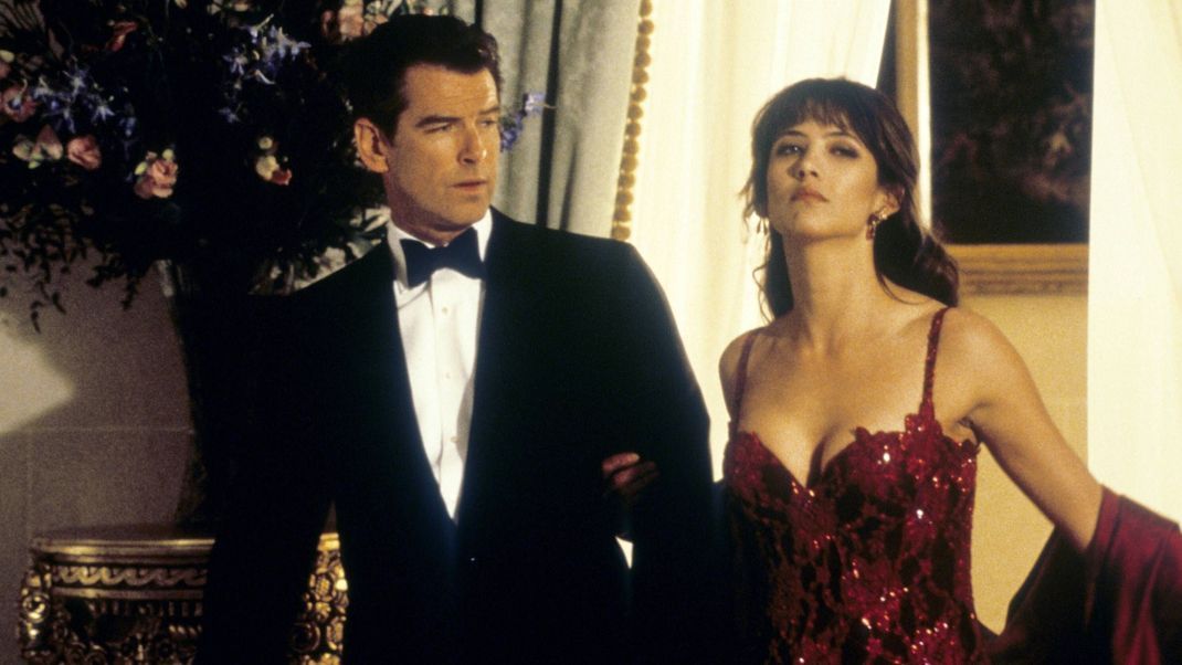 Pierce Brosnan und Sophie Marceau im "James Bond"-Film "Die Welt ist nicht genug" (1999).