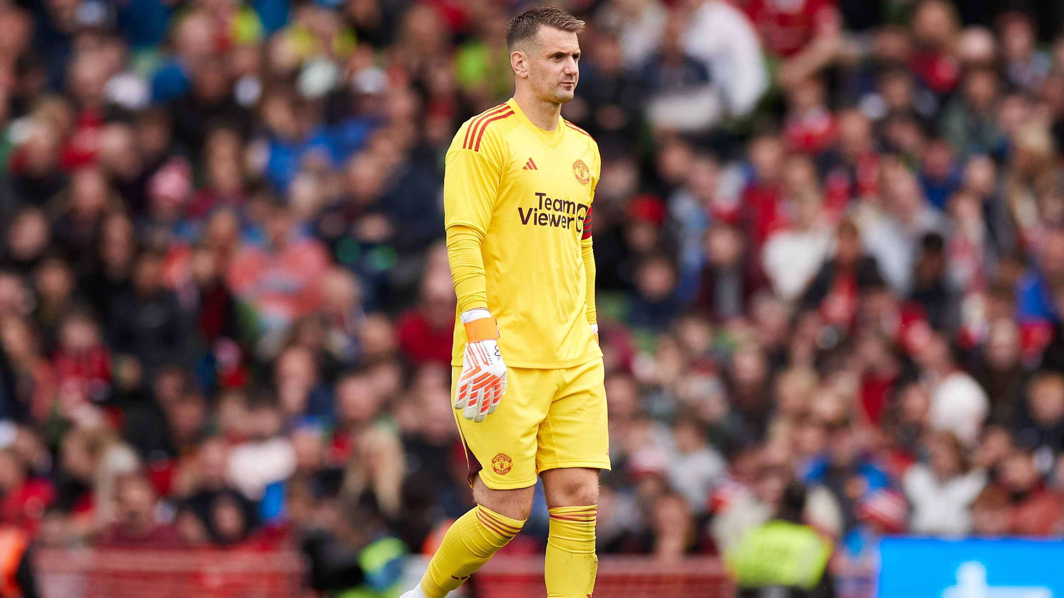 <strong>Tom Heaton</strong><br>Ersatztorhüter Tom Heaton hat ebenfalls nur noch einen Vertrag bis zum Saisonende bei ManUtd. Dann könnte auch der 37-Jährige aus dem Old Trafford verabschiedet werden. Der sportliche Verlust scheint überschaubar, zumal Heaton ohnehin nur die Nummer 3 im Torhüter-Ranking ist. Seit Heaton im Sommer 2021 bei ManUtd unterschrieb, kam er nur zu drei Pflichtspiel-Einsätzen.&nbsp;