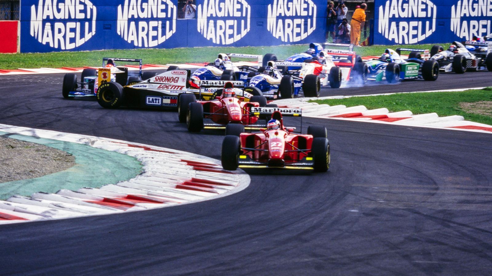 
                <strong>12. Saisonlauf: Italien-GP in Monza</strong><br>
                Das erste Rennen während der Schumi-Sperre. Hill lässt nichts anbrennen - und hat nur noch elf Punkte Rückstand. Auch weil die führenden Ferraris von Jean Alesi und Gerhard Berger wegen technischer Defekte aus- bzw. zurückfallen.
              