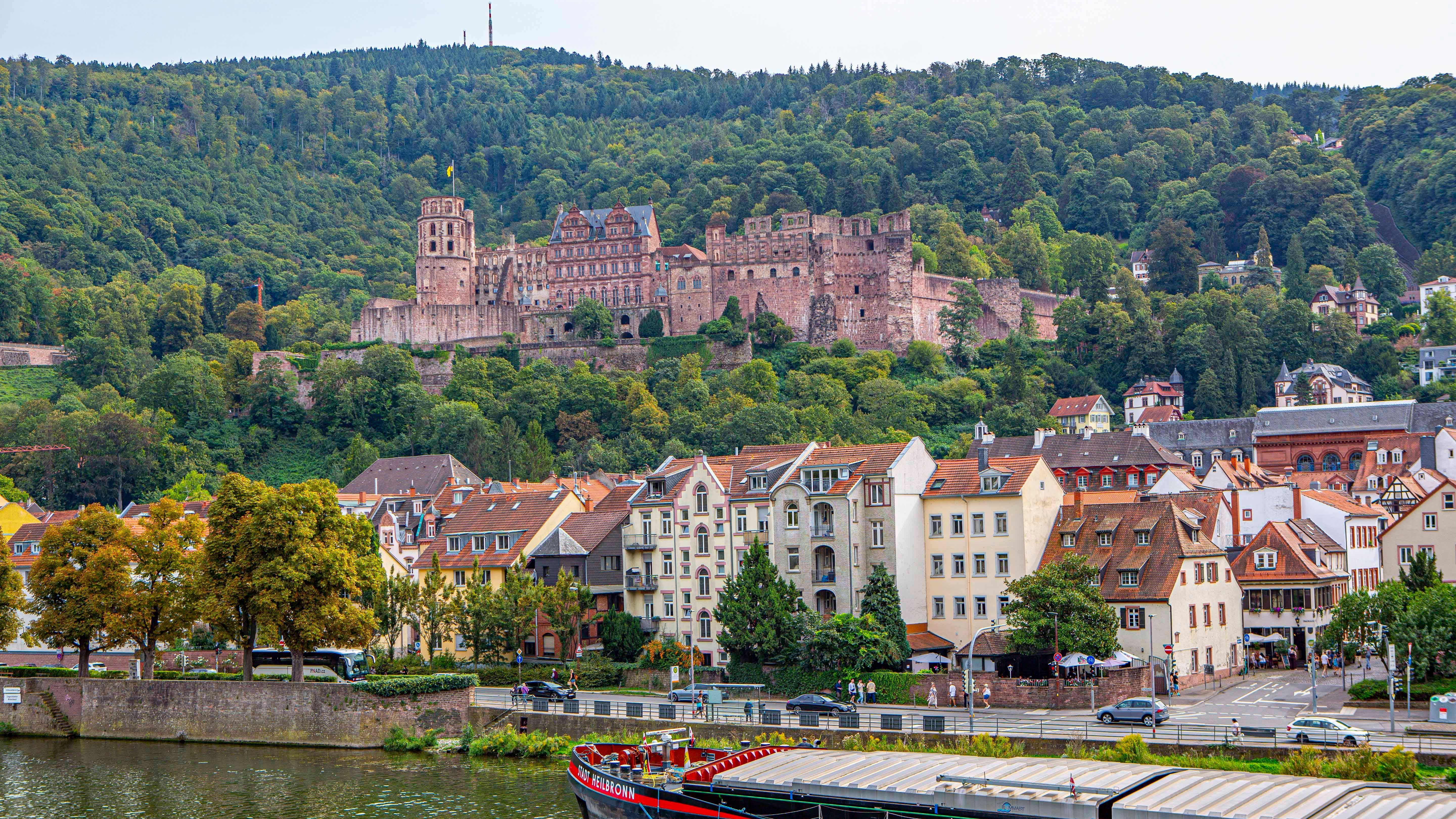 Im Keller des Schloss Heidelberg befindet sich eines der größten Weinfässer der Welt. Es hat eine Kapazität von etwa 220.000 Litern (58.124 Gallonen).