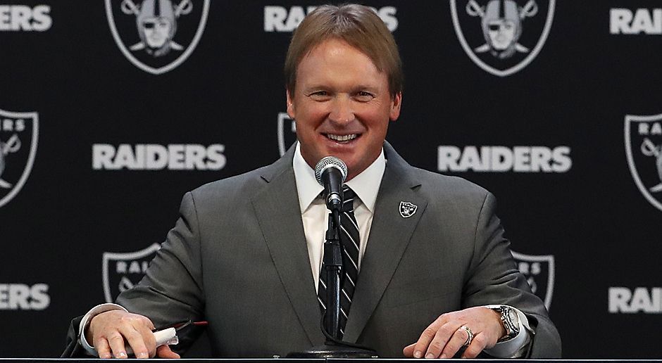 
                <strong>Platz 23: Oakland Raiders</strong><br>
                Mastermind Head Coach Jon Gruden kehrt zurück in die NFL, doch die Kaderplanung der Raiders ist weiterhin auf Kante genäht. Die Offense sollte sich nach einem schwachen Jahr von Quarterback Derek Carr auch ohne Wide Receiver Michael Crabtree steigern. Hoffnung machen dabei die neuen Passempfänger Jordy Nelson und Martavis Bryant. Mit Miller und Parker wurde zudem die O-Line früh im Draft verstärkt. In der Defense ging man mit Arden Key und Maurice Hurst ins Risiko - lösen sich charakterliche und gesundheitliche Bedenken in Luft auf, könnte der Pass Rush mit Khalil Mack an der Spitze aber Spaß machen. Trotz allem drohen die Raiders mal wieder über eine schwache Secondary zu stolpern.
              