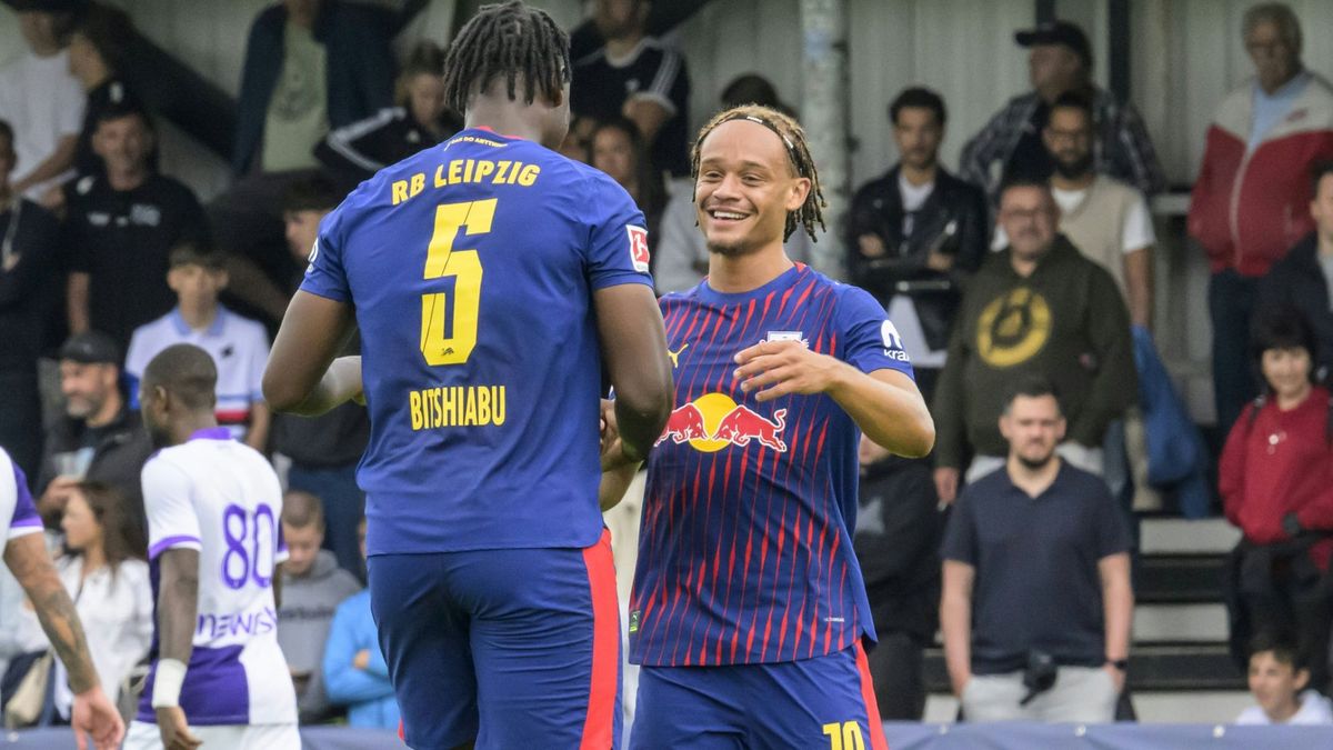 Xavi bejubelt das 3:0 mit Bitshiabu