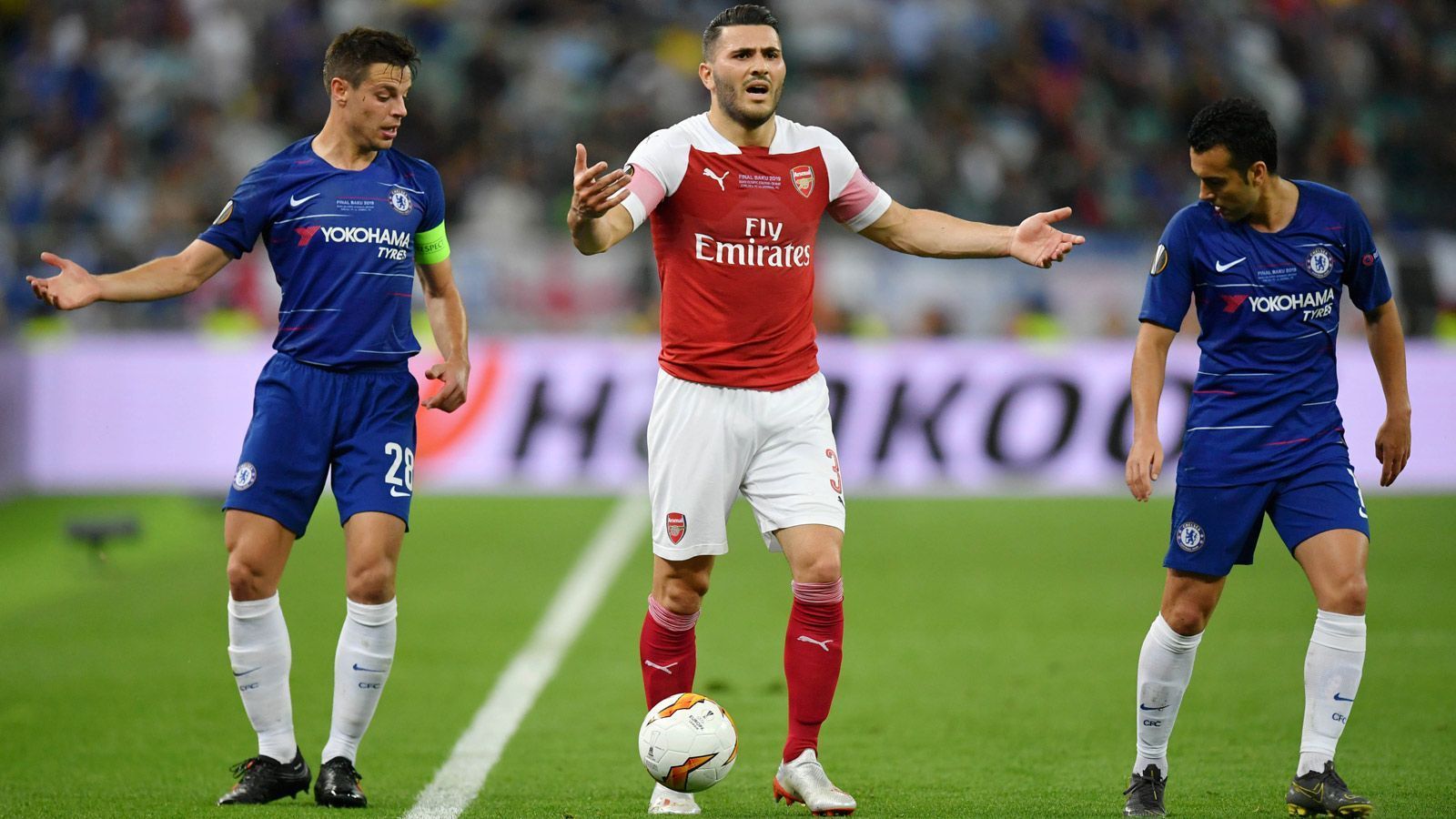 
                <strong>Sead Kolasinac</strong><br>
                Wagt immer wieder offensive Vorstöße, seine Hereingaben finden allerdings nur selten ihr Ziel. Defensiv nicht immer ganz souverän, allerdings mit extrem hoher Laufbereitschaft. Ackert viel, um Pedro das Leben schwer zu machen. ran-Note: 3
              