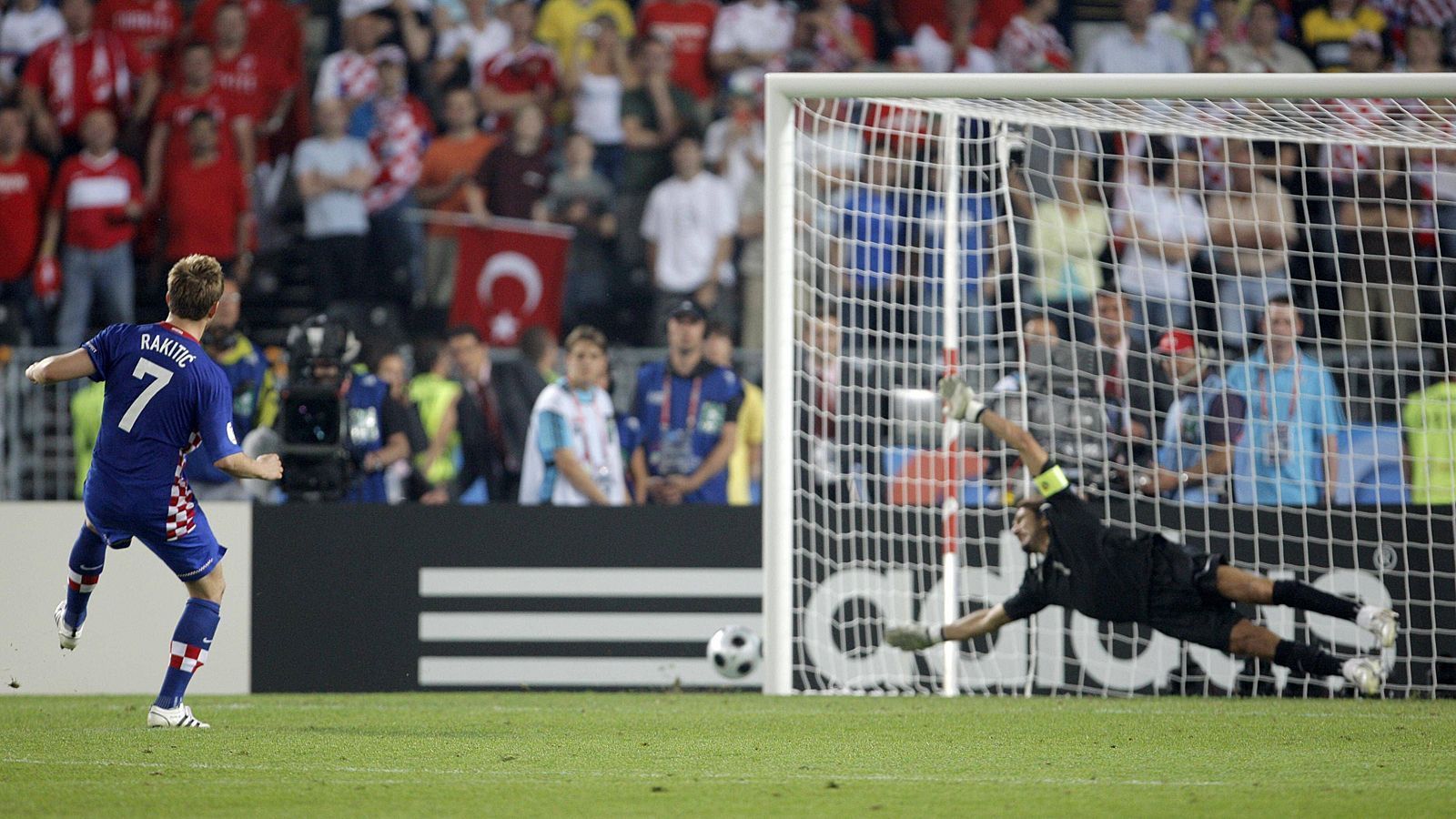 
                <strong>Ivan Rakitic behält die Nerven</strong><br>
                Kroatien erreichte das Halbfinale durch zwei Siege im Elfmeterschießen im Achtelfinale gegen Dänemark und im Viertelfinale gegen Russland. Beide Male verwandelte Ivan Rakitic (Bild) den entscheidenden Elfmeter. Zuvor schaffte nur Argentinien bei der WM 1990 bei einem Turnier zwei Erfolge im Elfmeterschießen (damals gegen Jugoslawien und Italien).
              