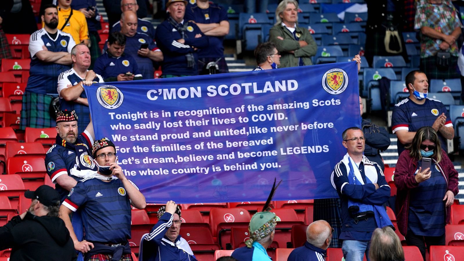 
                <strong>Gedenken an Covid-Opfer</strong><br>
                Dabei gedachten einige Fans vor dem Spiel an die Opfer der Covid-19-Pandemie in Schottland. Sie forderten ihre Spieler auf, zu Helden zu werden. Auch wenn das nicht gelang, eine große und emotionale Geste der Fans.
              