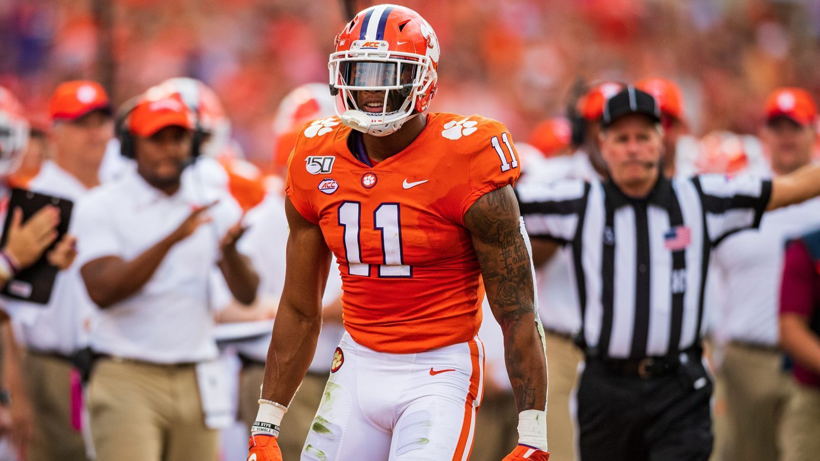 
                <strong>Gewinner: Isaiah Simmons (Linebacker, Clemson Tigers)</strong><br>
                Die On-Field-Drills setzte Linebacker Isaiah Simmons noch aus. Mit 4,39 Sekunden beim 40 Yard Dash legte der 21-Jährige dann die schnellste Zeit aller Linebacker hin und blieb nur eine Hundertstel hinter der Bestmarke von Seahawk Shaquem Griffin aus dem Jahr 2018. 39 Inches (99,06 cm) beim Vertical Jump und 11 Fuß (3,35 m) beim Broad Jump waren ebenfalls stark. Simmons ist damit der erste Spieler mit mehr als 230 Pfund (104,3 kg) Körpergewicht seit Beginn der statistischen Datenerfassung beim Combine im Jahr 2003, dem derartige Werte in den drei genannten Workouts gelangen. Einzelne Mock Drafts sehen den Clemson-Abgänger sogar als möglichen Top 10 Pick.
              