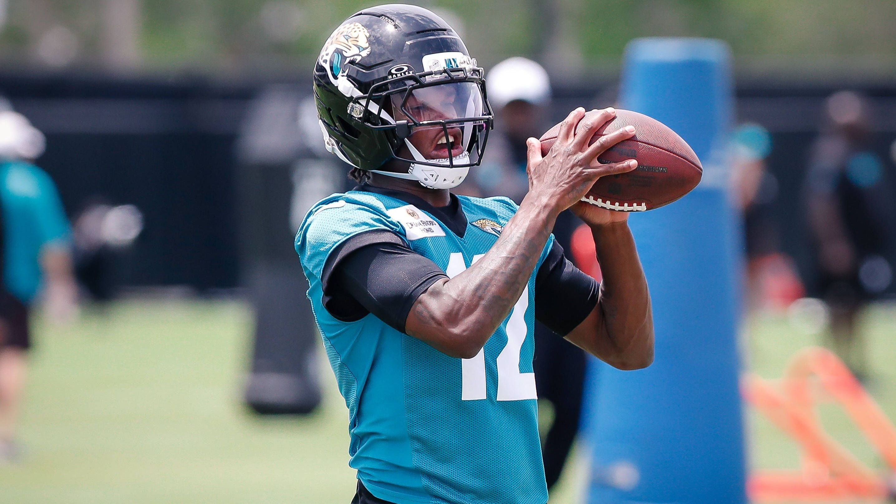 <strong>Jacksonville Jaguars: Wo spielt Travis Hunter?</strong><br>Spielt er als Receiver, Cornerback oder tatsächlich doch beides? Die Definition der Rolle von Travis Hunter wird die Jaguars noch bis in die Saison hinein beschäftigen. Jacksonville ging im Draft sogar hoch, um Hunter holen zu können - kann er die Franchise sofort auf ein neues Level heben?