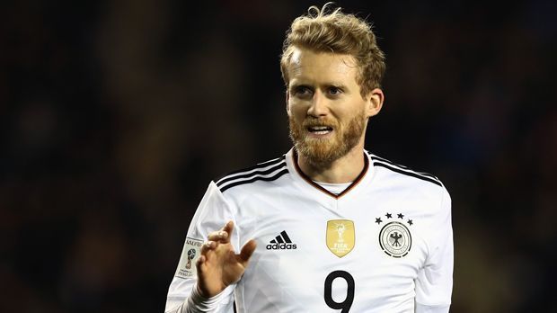 
                <strong>Andre Schürrle (Deutschland)</strong><br>
                Vor fast vier Jahren gab Joker Andre Schürrle die Vorlage zu Götzes entscheidendem Tor im WM-Finale gegen Argentinien. Ob der Dortmunder allerdings bei der erhofften Titelverteidigung dabei ist? Derzeit völlig offen. Wie Götze, so hat auch der 27-jährige Schürrle in seiner zweiten Saison beim BVB immer noch mit Formschwankungen und Verletzungen zu kämpfen. In der bisherigen Saison erzielte der Außenbahnspieler nur ein einziges Tor, bereitete aber immerhin schon fünf Treffer vor. Sein bislang letztes von 57 Länderspielen im März 2017 beim 4:1-Sieg in Aserbaidschan. Zweimaliger Torschütze: Andre Schürrle.
              