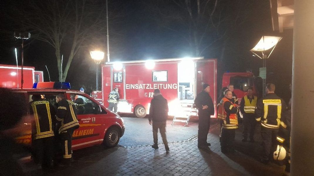 Hessen, Oberellenbach: Mit einem Großaufgebot suchen Polizei und Rettungskräfte in Hessen seit Sonntagnachmittag nach einem vermissten kleinen Jungen.