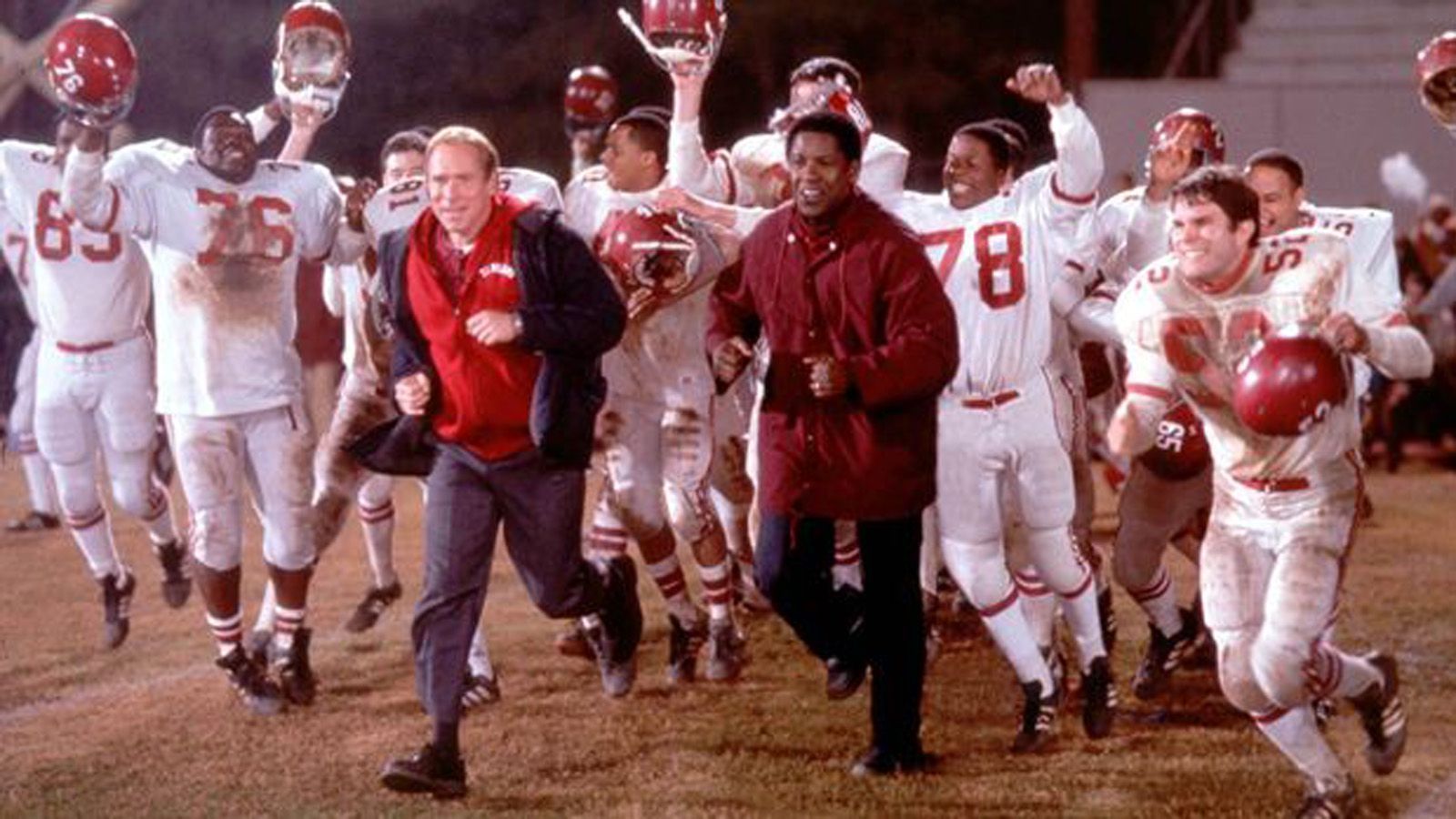 <strong>Remember the titans - Gegen jede Regel (2000)</strong><br>
                Im vom Rassismus geprägten Amerika der 70er Jahre werden zwei Highschool-Football-Teams aus politischen Gründen zusammengelegt. Unter der strengen Hand des schwarzen Trainers Herman Boone (Denzel Washington) findet die Mannschaft zusammen und wird zu einer echten Macht. Doch ein tragischer Unfall überschattet alles.
