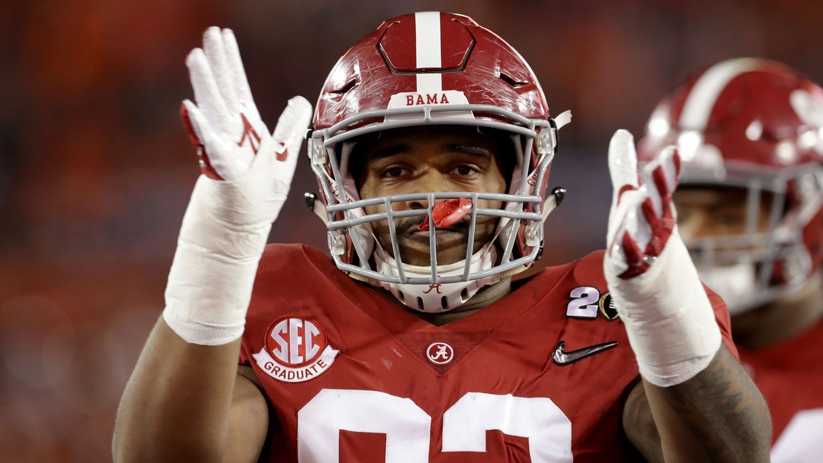 
                <strong>Defensive Line U</strong><br>
                Doch Alabama bringt auch seit Jahren exzellente Spieler auf der anderen Seite der Line of Scrimmage hervor. Die D-Line der Crimson Tide terrorisierte die gegnerischen Offensivreihen in der Vergangenheit mit drallen Dingern wie DT Marcell Dareus (Pick 3 der Buffalo Bills 2011, jetzt Jacksonville Jaguars) oder DE Jonathan Allen (Pick 17 der Washington Redskins 2017, Foto). Auch DE Quinnen Williams, den die New York Jets im vergangenen Draft an dritter Positionen wählten, lernte sozusagen das Football spielen in Tuscaloosa.
              