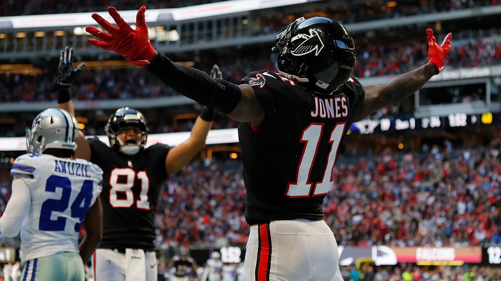 
                <strong>Week 14: Julio Jones mit fünfter 1.400-Yards-Saison</strong><br>
                Julio Jones hat mal wieder die 1.400 Receiving-Yards geknackt. Dies ist ihm nun in der fünften Saison hintereinander gelungen. Damit ist er der einzige Spieler der NFL-Geschichte, der in fünf Saisons in Folge mindestens 1.400 Receiving-Yards Raumgewinn erzielen konnte.
              