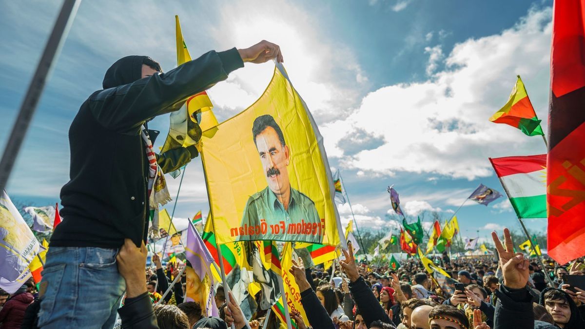 Flagge mit dem Konterfei von PKK-Anführer Abdullah Öcalan