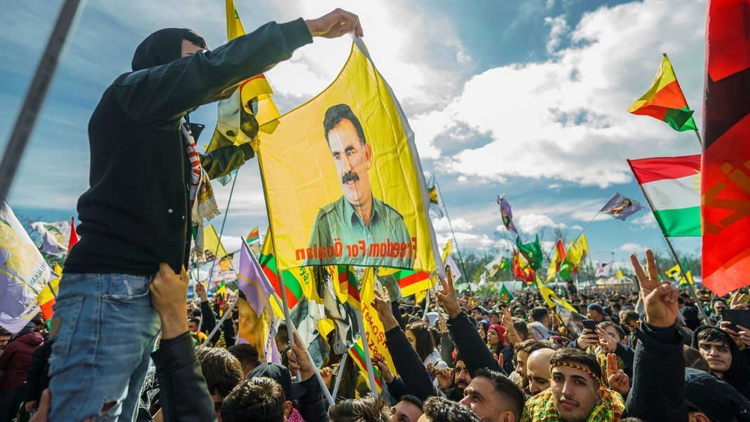 Flagge mit dem Konterfei von PKK-Anführer Abdullah Öcalan (Archivbild)