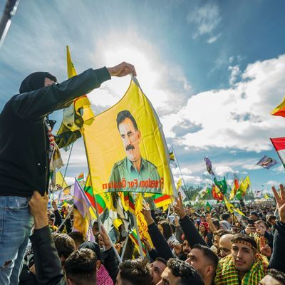 Flagge mit dem Konterfei von PKK-Anführer Abdullah Öcalan