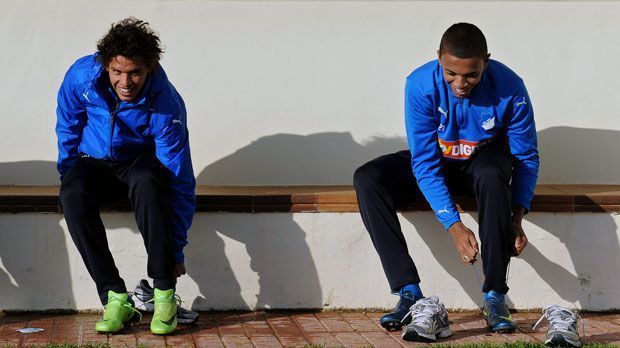
                <strong>1899 Hoffenheim (13 Spieler aus Brasilien)</strong><br>
                1899 Hoffenheim (13 Spieler aus Brasilien): Carlos Eduardo (li.) und Luiz Gustavo (re.) waren die ersten von mittlerweile 13 Brasilianern im Kraichgau. Beide schlugen sportlich voll ein, verhalfen der TSG zum Bundesliga-Aufstieg und wurden später gewinnbringend weiterverkauft. Aktuell steht mit Joelinton ein Brasilianer im TSG-Kader, zwei weitere sind bis zum Saisonsende an andere Klubs ausgeliehen.
              