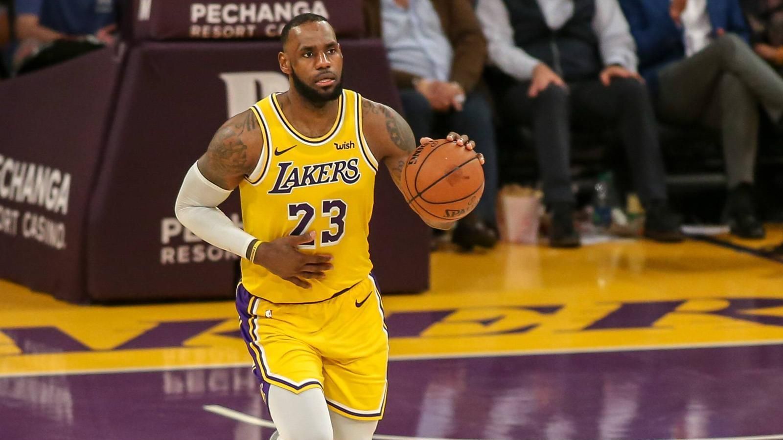 
                <strong>Platz 6: LeBron James, 50-Punkte-Spiele: 11</strong><br>
                Auch der momentan wohl beste Basketballer der Welt schafft es in die Top 10. LeBron glänzt nicht nur mit seinen Scoring-Fähigkeiten, er macht auch seine Mitspieler besser. Vor seinem Wechsel zu den Lakers schaffte er es achtmal in Folge in die Eastern Conference Finals. Die Lakers hoffen, dass er die Lakers wieder zu alten Glanzzeiten zurückführen kann.
              