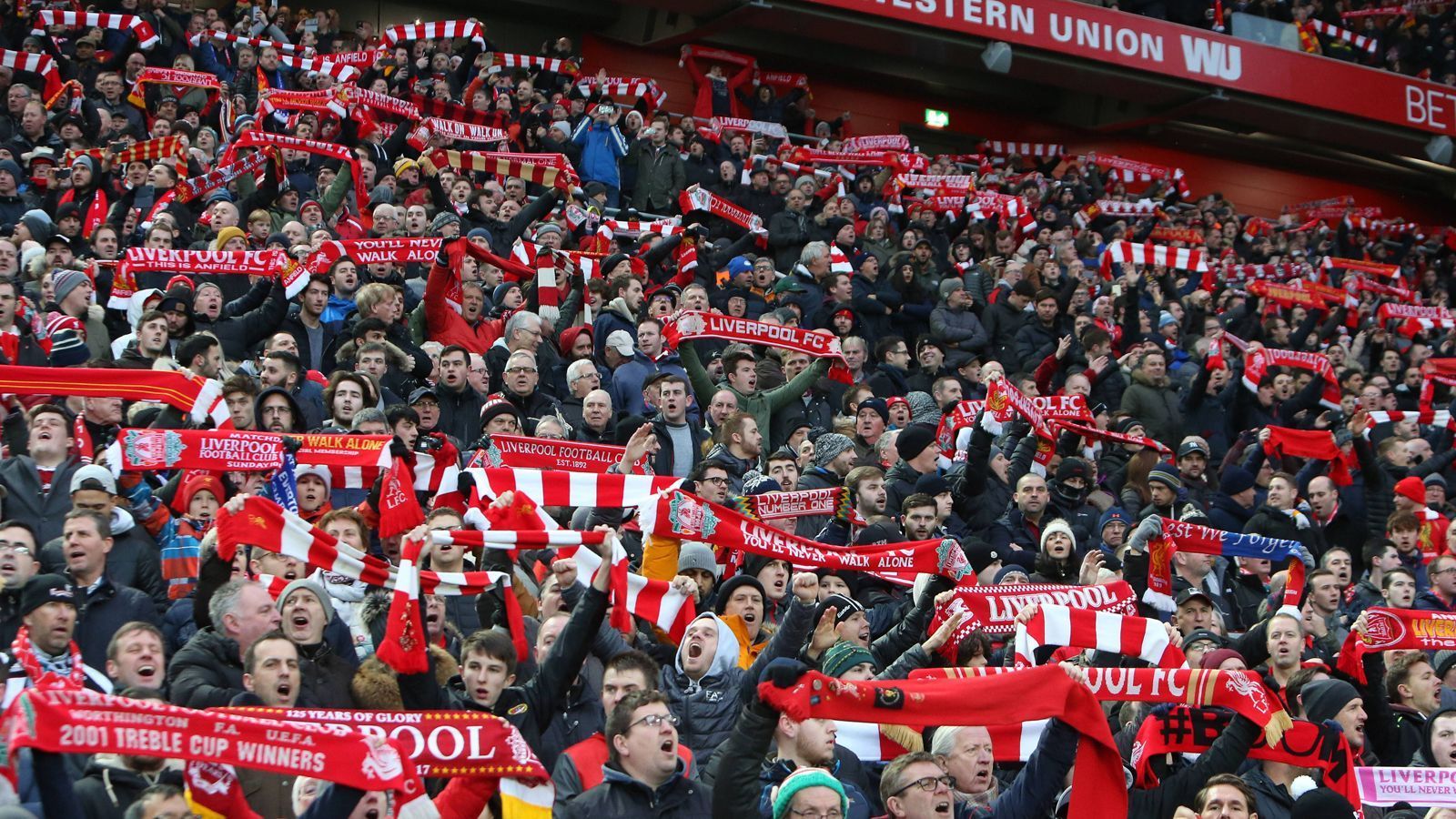 <strong>FC Liverpool - FC Everton</strong><br>
                Das berühmte "Merseyside-Derby" verdankt seinen Namen seiner Lage entsprechend an der Merseyside. Die Fanfarben verteilen sich gleichermaßen im Liverpooler Umfeld.
