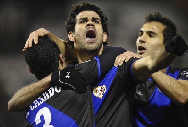 
                <strong>Erst verletzt, dann Vallecano</strong><br>
                Herber Rückschlag im Sommer 2011: Diego Costa reißt sich das Kreuzband. Nach einem halben Jahr Pause muss er sich über Rayo Vallecano neu empfehlen. Beim Ligarivalen dreht er richtig auf und führt den Aufsteiger mit zehn Toren in 16 Spielen zum Klassenverbleib.
              