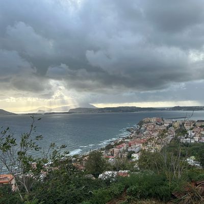 Die Stadt Pozzuoli im Westen der italienischen Millionenmetropole Neapel liegt auf dem Supervulkan Campi Flegrei, wo Experten nach einer Serie von Erdbeben Schlimmeres befürchten. 