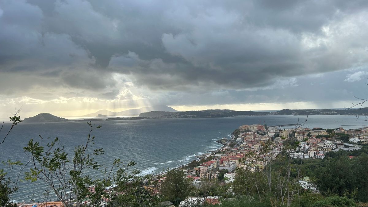 Die Stadt Pozzuoli im Westen der italienischen Millionenmetropole Neapel liegt auf dem Supervulkan Campi Flegrei, wo Experten nach einer Serie von Erdbeben Schlimmeres befürchten. 