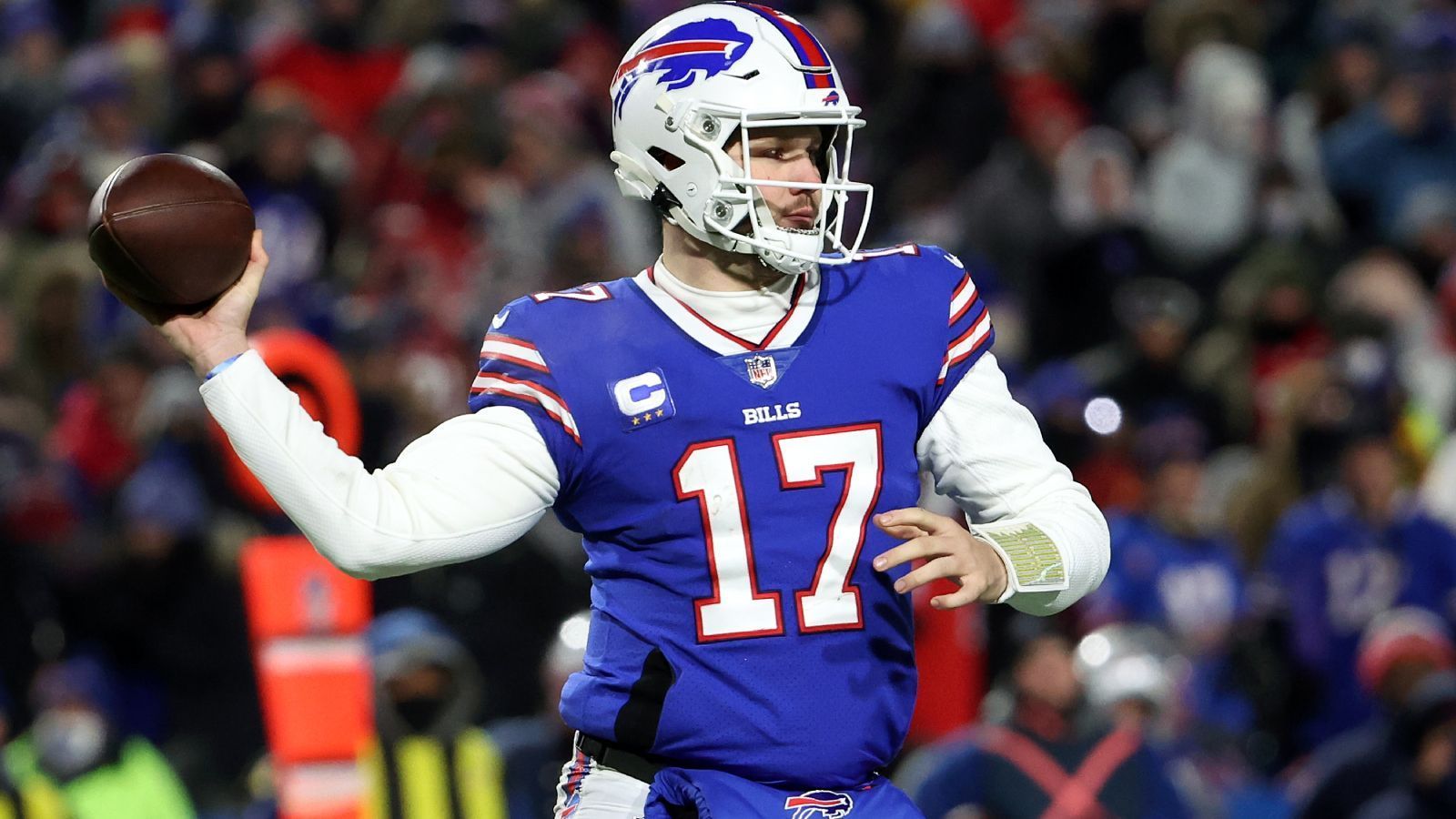 
                <strong>Buffalo Bills Grund 2: Alleinunterhalter Josh Allen</strong><br>
                Nachdem Quarterback Josh Allen in seinen ersten Jahren weit weg von der QB-Elite war, ist er nun mittendrin. Nicht nur das, er ist sogar der Alleinunterhalter der Bills-Offense. 4.400 Passing Yards und fast 800 Rushing Yards unterstreichen das. Die eierlegende Wollmilchsau der Bills ist ein sympathischer Kerl vom kleinen College Wyoming, eigentlich kann man Josh Allen nur mögen.
              