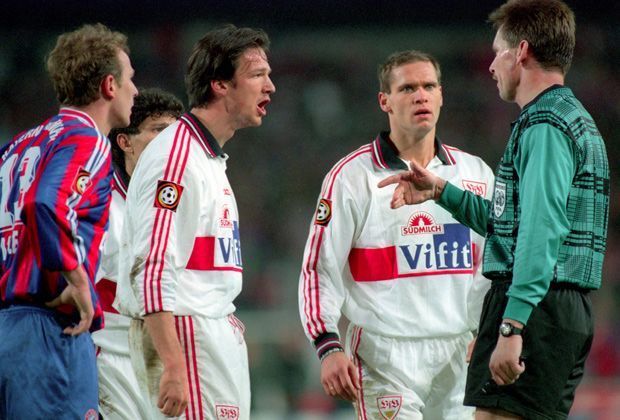 
                <strong>Thorsten Legat: Die Karriere eines Malochers</strong><br>
                Mit den Schwaben stand Legat nochmal im Finale des Europapokals der Pokalsieger, zudem gewann er 1997 den DFB-Pokal.
              