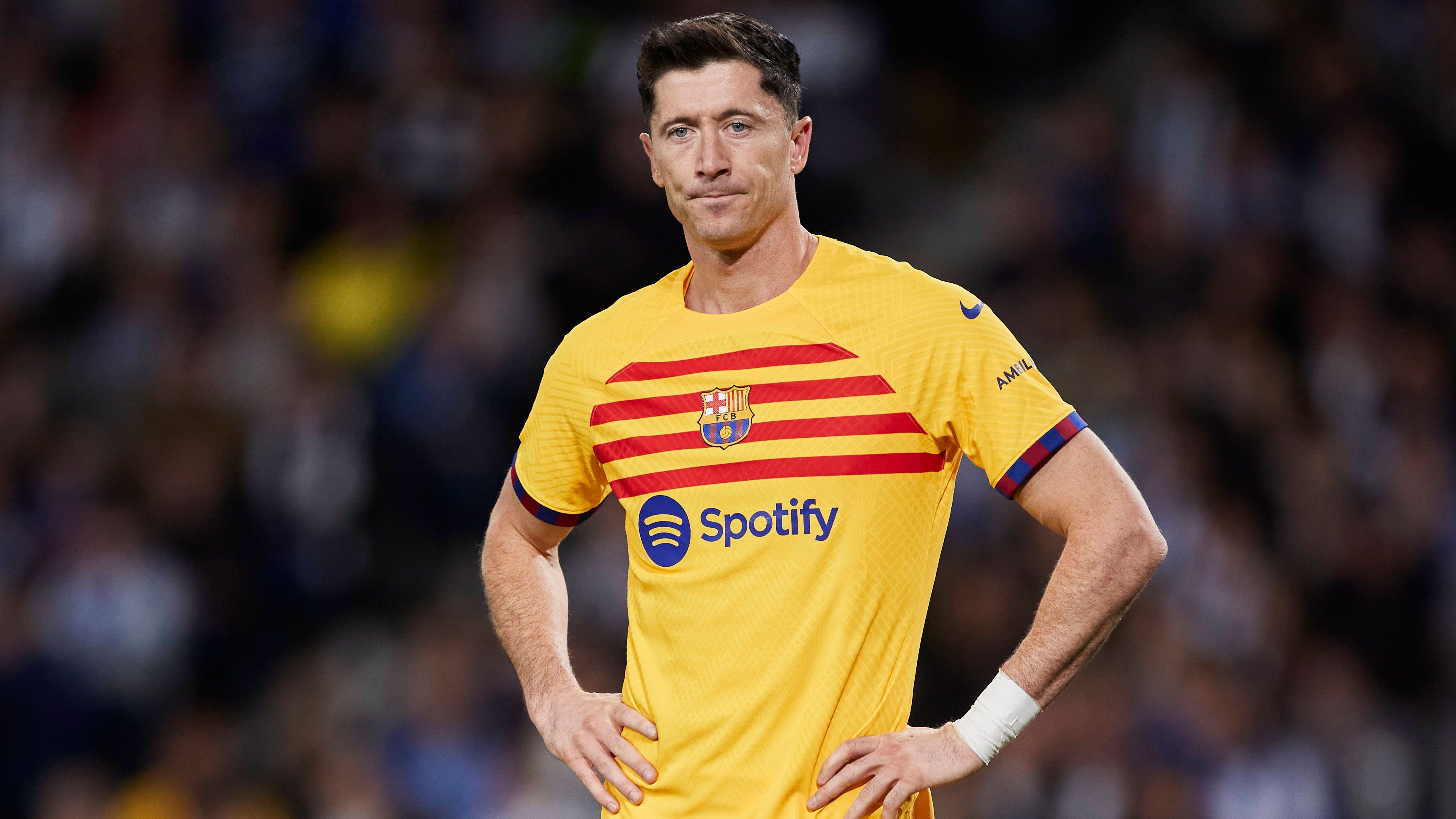 <strong>Robert Lewandowski (FC Barcelona)</strong><br>Ist die Zeit von Robert Lewandowski beim FC Barcelona früher zu Ende als gedacht? Laut der spanischen "Sport" können die Katalanen den bis 2026 datierten Vertrag aufgrund einer Klausel vorzeitig auflösen. Demnach wäre dies möglich, sollte der Angreifer in der laufenden Spielzeit in nicht mehr als 55 Prozent der Spiele mindestens 45 Minuten auf dem Platz stehen.