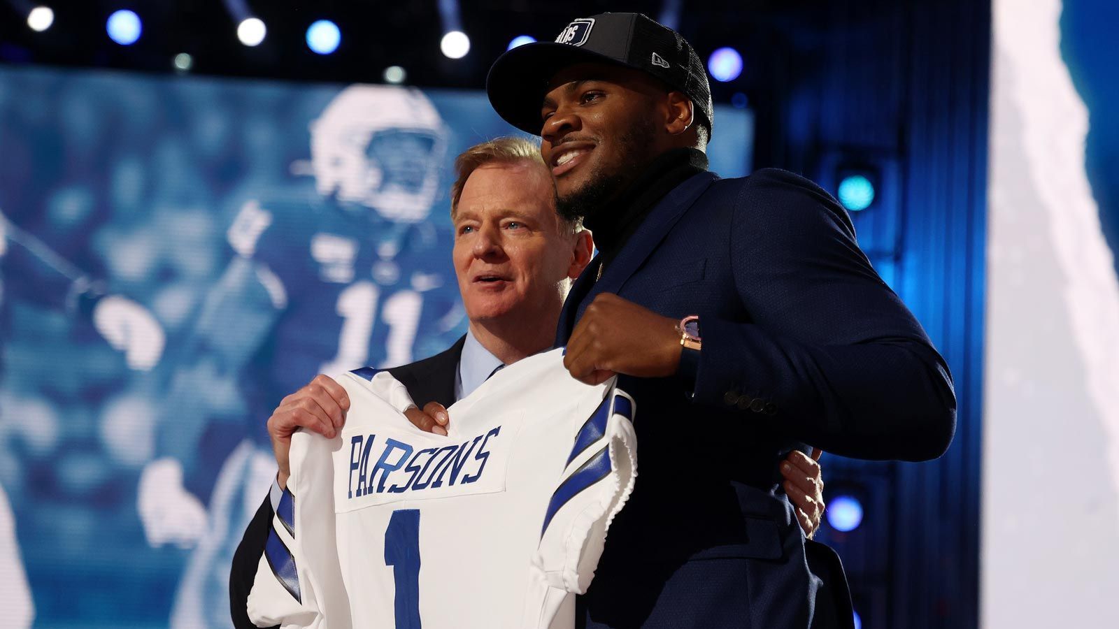 
                <strong>Platz 15 - Dallas Cowboys</strong><br>
                "America's Team" hatte es am ersten Draft-Abend eigentlich auf einen Cornerback abgesehen, entschied sich letztlich aber für Micah Parsons (im Bild, rechts), der das Linebacker-Corps verstärkt. Parsons gilt Experten zufolge schon als Favorit für die Auszeichnung des Defensive Rookie of the Year und steht sinnbildlich für den Rebuild der Dallas-Defense, der auch an Tag 2 erfolgreich fortgesetzt werden konnte. Nach einer schweren Verletzung wird auch Quarterback Dak Prescott auf das Feld zurückkehren können – für die Cowboys ist in diesem Jahr alles möglich.
              