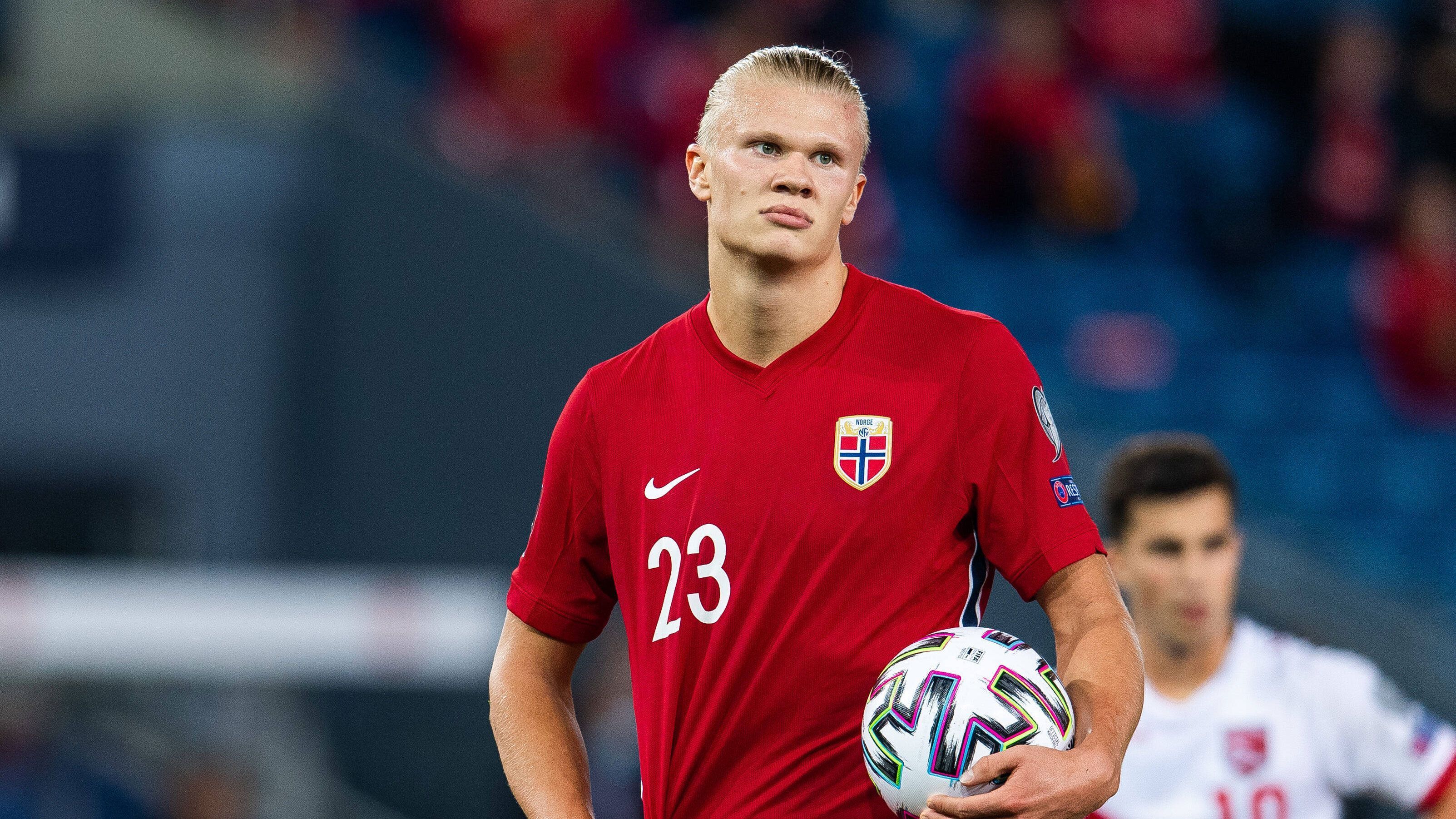 
                <strong>Erling Haaland (Norwegen)</strong><br>
                Erling Haaland und Norwegen haben die Quali-Gruppe G auf Rang drei abgeschlossen und werden damit sicher nicht in Katar dabei sein. Der Stürmerstar von Borussia Dortmund muss also noch ein wenig auf seine erste Weltmeisterschaft warten. Mit seinen 21 Jahren wird er aber voraussichtlich noch einige Chancen bekommen. 
              