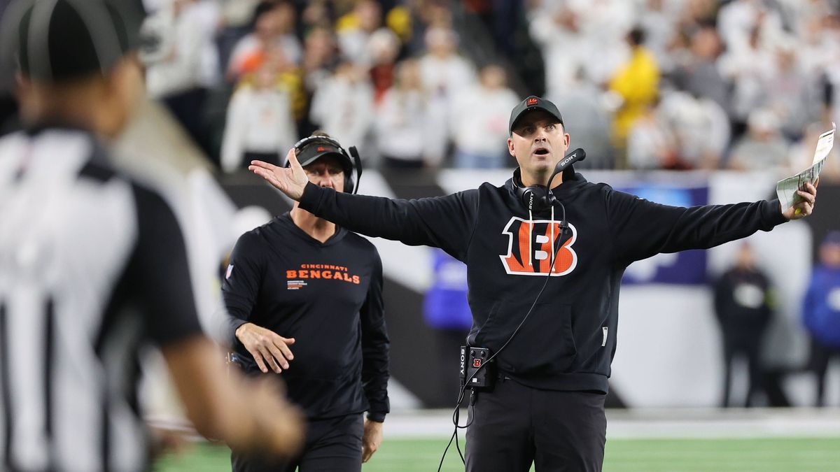NFL, American Football Herren, USA Pittsburgh Steelers at Cincinnati Bengals Oct 16, 2025; Cincinnati, Ohio, USA; Cincinnati Bengals head coach Zac Taylor looks at the video scoreboard and reacts a...
