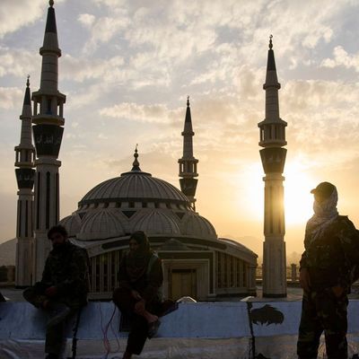Taliban-Kämpfer auf dem Nadir-Khan-Hügel in Kabul: Das Regime beschränkt den Internetzugang.
