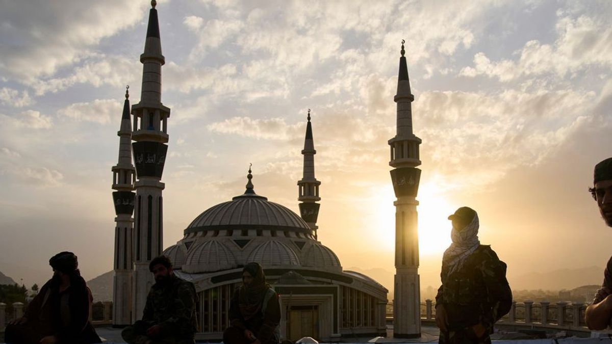 Taliban-Kämpfer auf dem Nadir-Khan-Hügel in Kabul: Das Regime beschränkt den Internetzugang.
