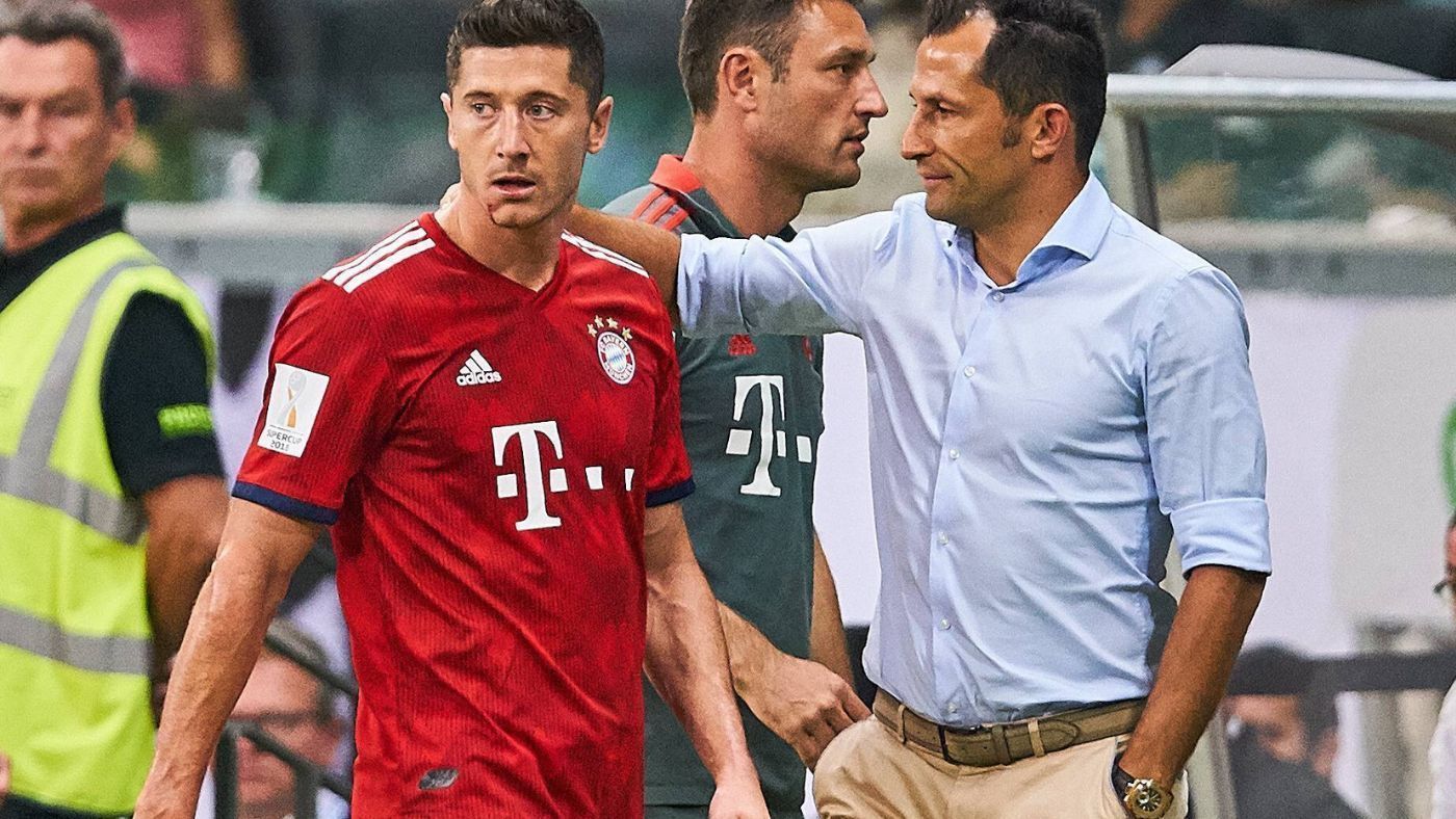 
                <strong>Salihamidzic lässt Lewandowski ziehen, ersetzt den weltbesten Mittelstürmer nicht</strong><br>
                Zugegeben: Publikumsliebling war Robert Lewandowski nie. Trotzdem prägte der Mittelstürmer das vergangene Jahrzehnt des FC Bayern wie kaum ein anderer und brachte den Münchner Trophäenschrank zum Funkeln. In 375 Spielen im roten Trikot erzielte der Pole 344 Tore - im Schnitt 0,92 pro Spiel. Auf seinen Abgang Richtung Barcelona im Sommer 2022 reagierte Salihamidzic mit einem Star-Transfer, der die Fan-Shop-Kassen des FC Bayern zum Klingeln brachte: Sadio Mane kam aus Liverpool - auch wenn er nicht als offizieller Lewandowski-Nachfolger verpflichtet wurde. Ein Mittelstürmer ist der Senegalese nicht wirklich, gemeinsam mit Bayerns anderen Offensivkräften sollte Mane jedoch dafür sorgen, dass die Münchner einfach weiter wie am Fließband treffen. Das misslang jedoch spektakulär. Mane soll zwar Topverdiener im Bayern-Kader sein, fand sich aber zumeist auf der Bank wieder. Das Lewandowski-Loch füllt Mane einzig auf der Gehaltsliste.
              