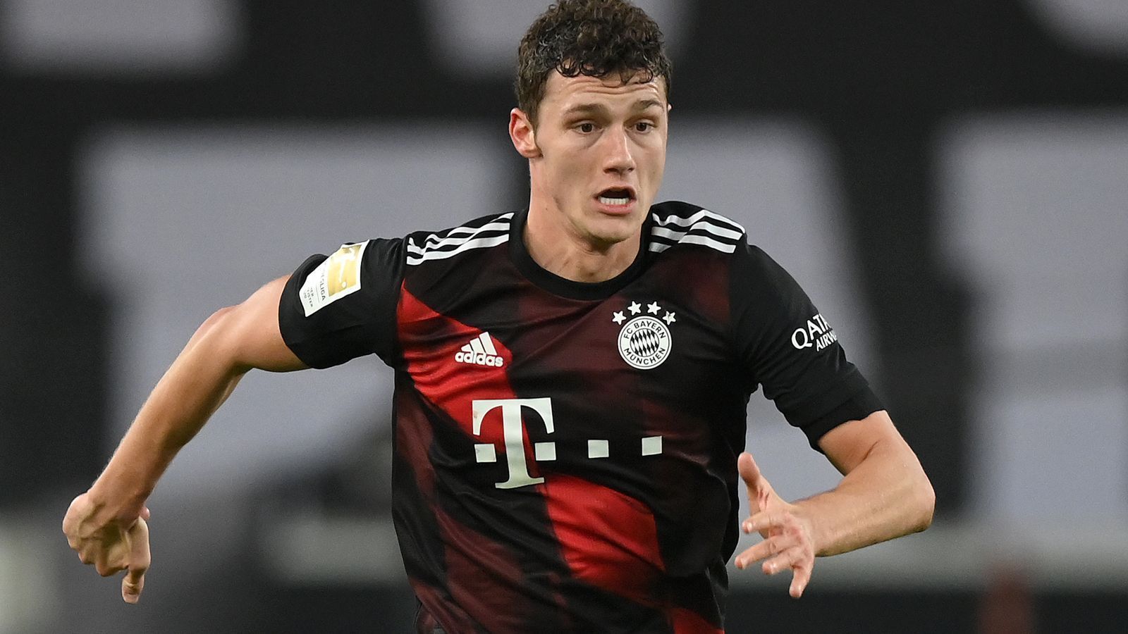 
                <strong>Benjamin Pavard</strong><br>
                Steht in der Anfangsphase wie die gesamte Bayern-Abwehr sehr tief. Defensiv sehr solide und weitgehend fehlerfrei aber auch sehr brav. Impulse nach vorne fehlen in der ersten Halbzeit. Nach der Pause wie die komplette Viererkette enorm unter Druck, leistet sich aber keine großen Böcke. ran-Note: 3
              