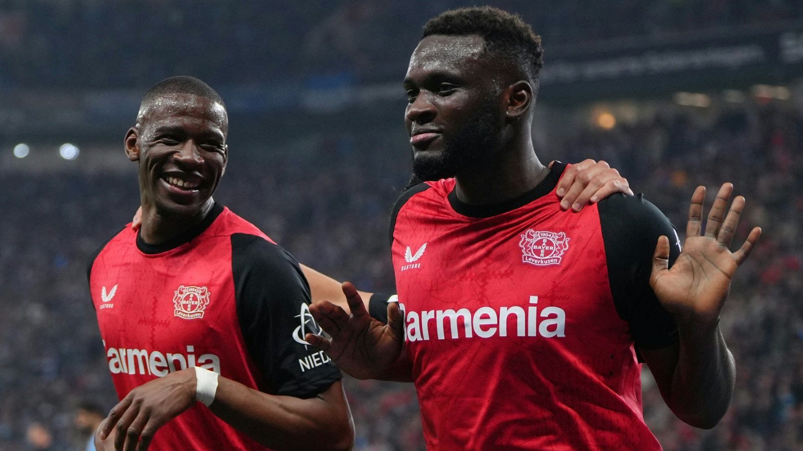 <em><strong>Victor Boniface (Bayer Leverkusen)</strong><br>Bayer Leverkusen verliert wohl den nächsten namhaften Profi aus der Double-Saison. Nach übereinstimmenden Medienberichten steht der Werksklub vor dem Verkauf von Victor Boniface an die AC Mailand. Demnach verhandeln beide Klubs über einen Transfer des 24 Jahre alten Stürmers, der im Sommer 2023 nach Leverkusen wechselte und 2024 mit Bayer 04 Deutscher Meister und Pokalsieger wurde.</em>