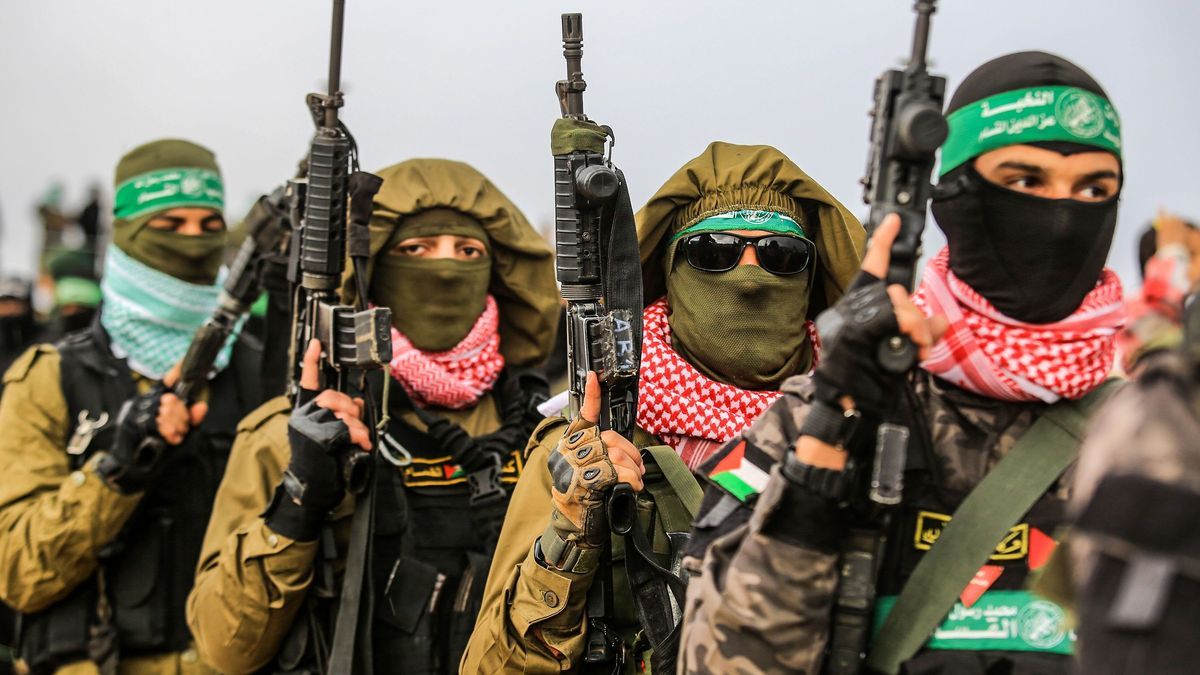 20. Februar 2025, Palästinensische Gebiete, Chan Junis: Vermummte und bewaffnete Mitglieder der Terrororganisation Hamas.