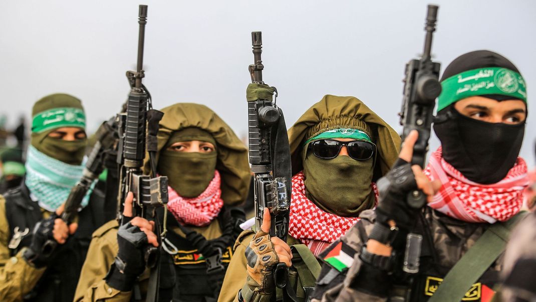 20. Februar 2025, Palästinensische Gebiete, Chan Junis: Vermummte und bewaffnete Mitglieder der Terrororganisation Hamas.