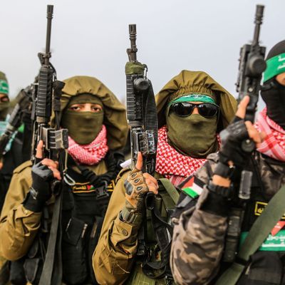 20. Februar 2025, Palästinensische Gebiete, Chan Junis: Vermummte und bewaffnete Mitglieder der Terrororganisation Hamas.