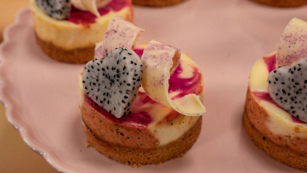 Mini-Cheesecakes mit Drachenfrucht auf Knusperboden, Schoko-Spiralen und frischer Drachenfrucht
