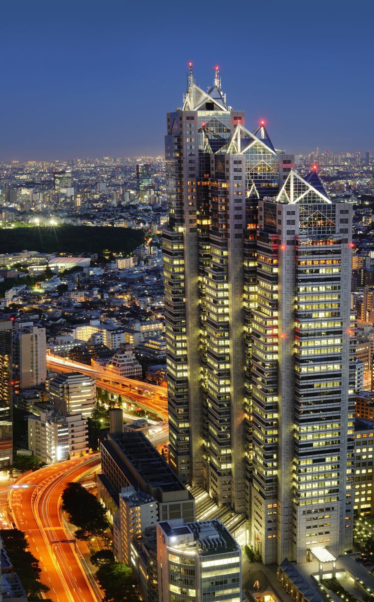 Die Bar gibt es wirklich, sie befindet sich im 52. Stock des "Park Hyatt Tokyo" - und dort wurde auch gedreht. Gäste können in der "New York Bar" einen "L.I.T." bestellen, einen nach dem Film benannten Cocktail mit Sake, Kirschblüten-Likör, Pfirsich-Likör und Cranberry-Saft.