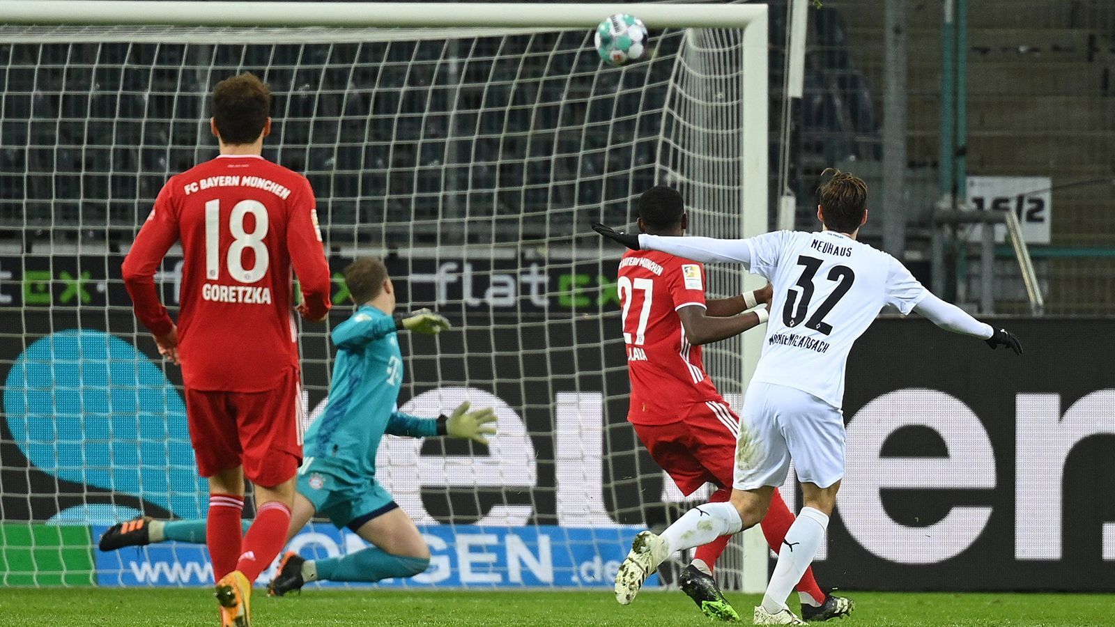 
                <strong>Pleite zum Jahresauftakt in Gladbach</strong><br>
                Doch das Jahr 2021 beginnt durchwachsen. Nach einem 5:2-Sieg gegen Mainz, bei dem die Bayern zur Halbzeit mit 0:2 in Rückstand liegen, setzt es am 8. Januar in Gladbach die zweite Liga-Niederlage in der Saison. Bei der 2:3-Pleite offenbaren sich wieder große Schwächen in der Defensive, aber es sollte noch schlimmer kommen.
              