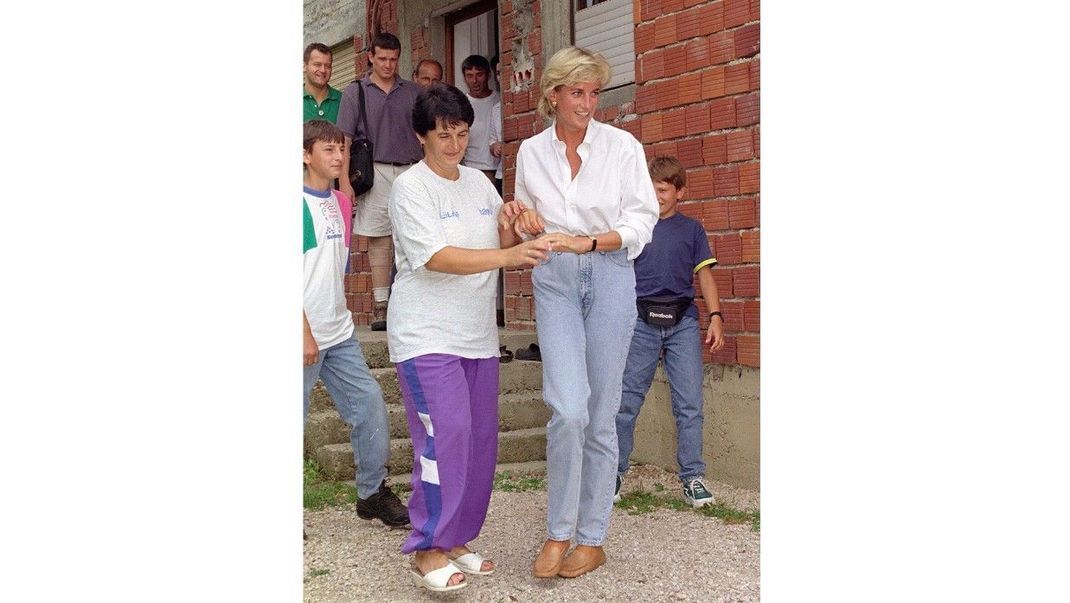 Lady Di in Bosnien im entspannten Look mit lockerer light wash Jeans